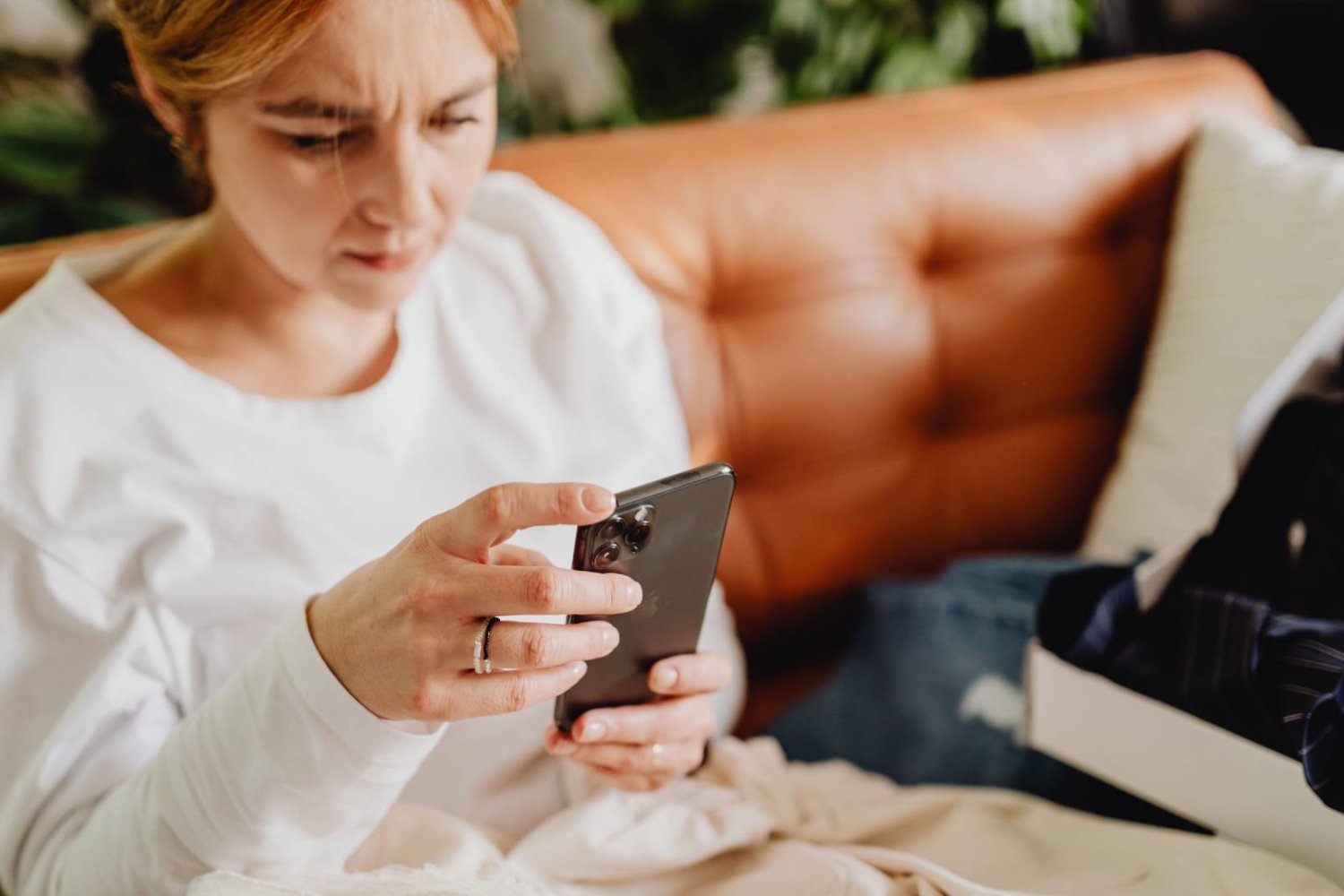 kobieta czyta SMS o profilaktyce i badaniach