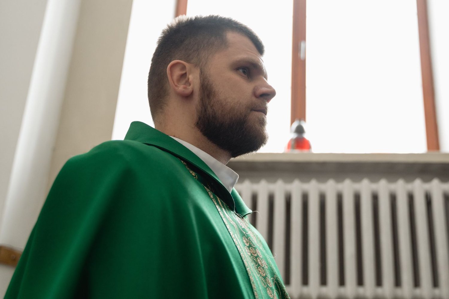 ksiądz w kościele
