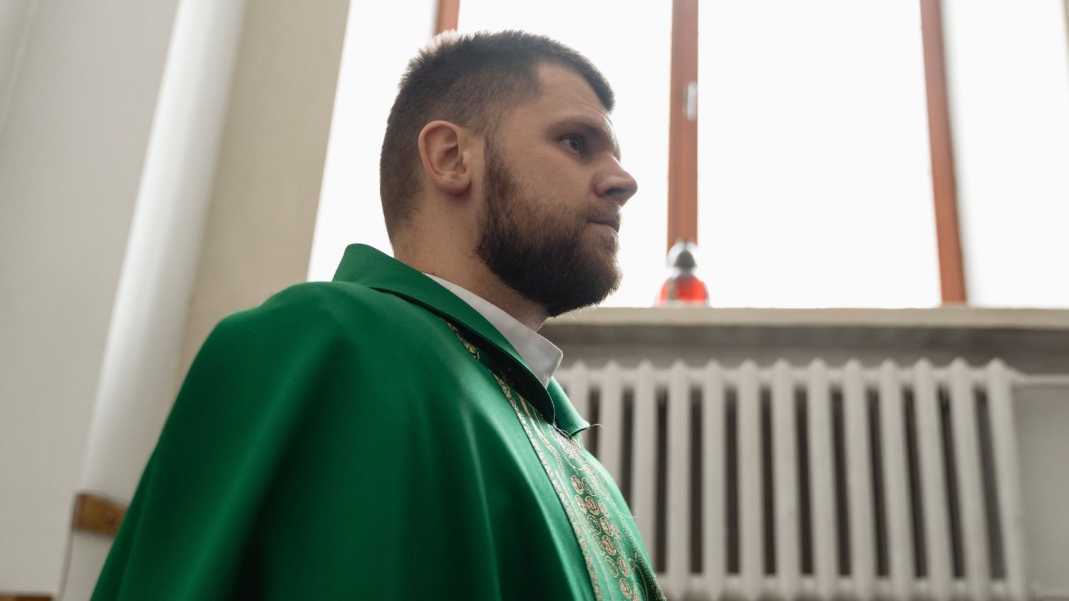 ksiądz w kościele