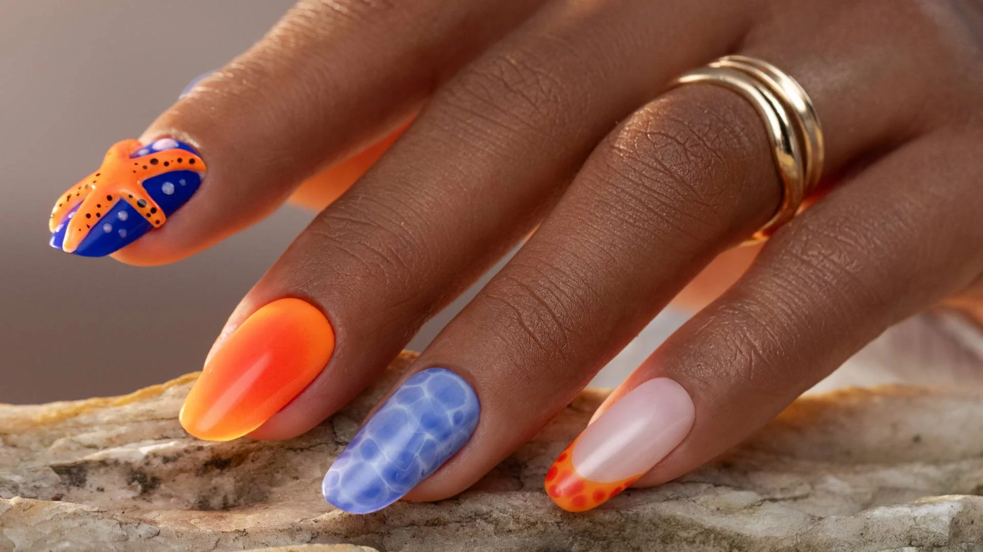 Idealny manicure na wakacyjny urlop. Trendy i produkty NEONAIL, które warto znać