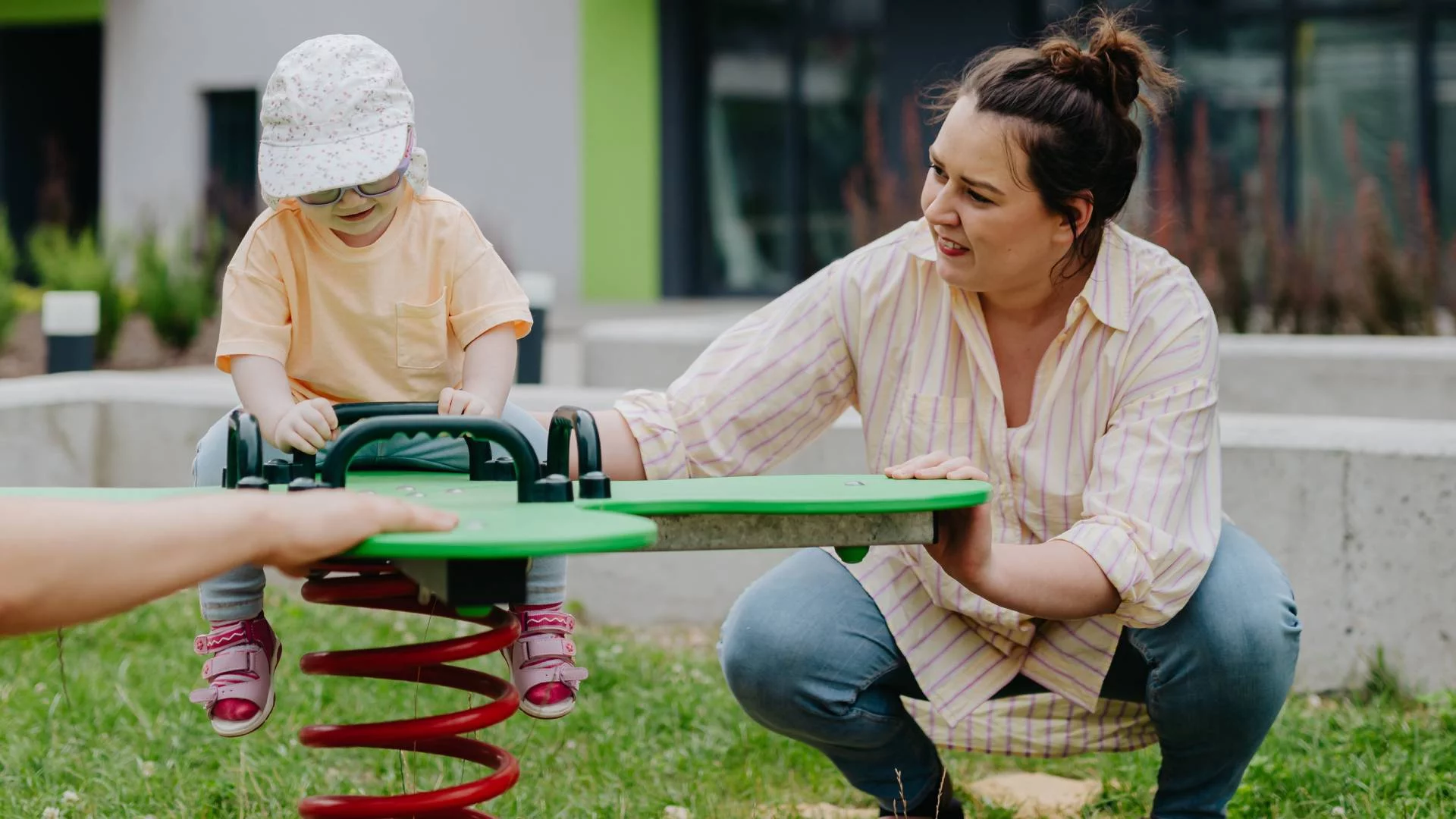 mama bawiąca się z dzieckiem na placu zabaw mama bawiąca się z dzieckiem na placu zabaw