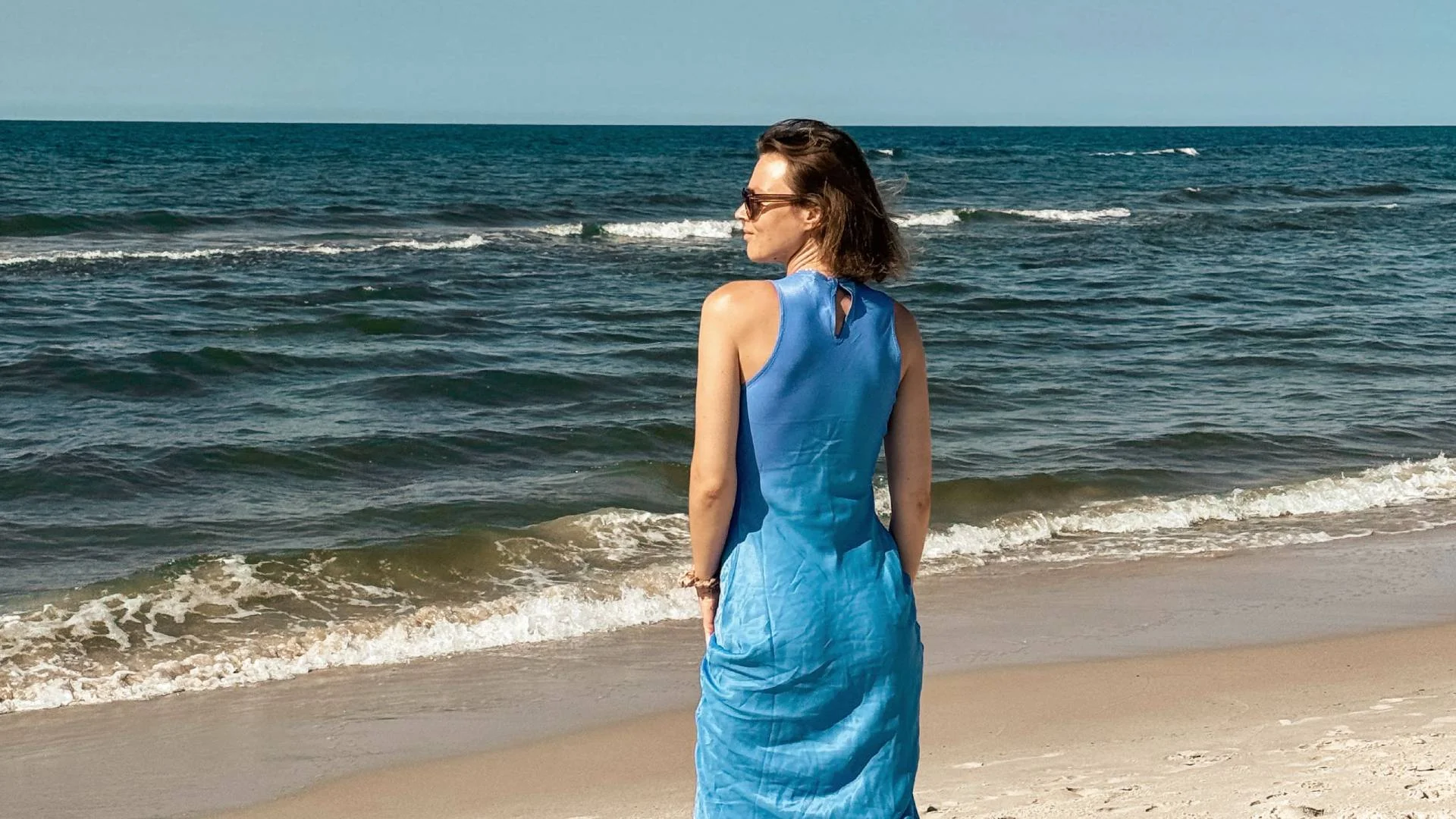 mama odpoczywa na plaży, patrząc w morze mama odpoczywa na plaży, patrząc w morze