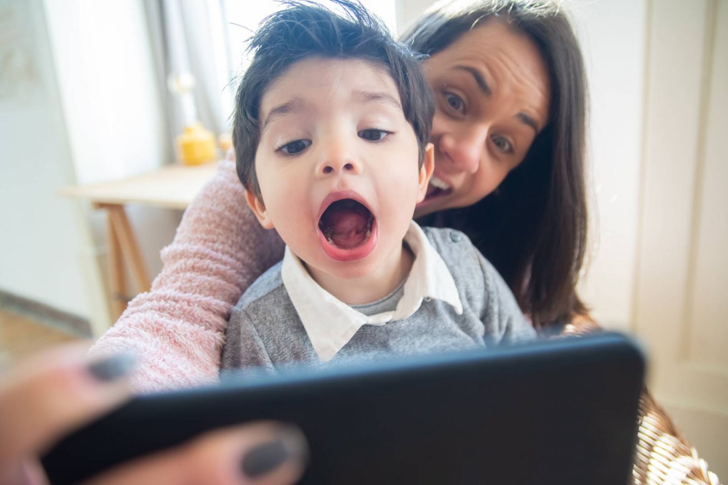 mama robi sobie z dzieckiem selfie