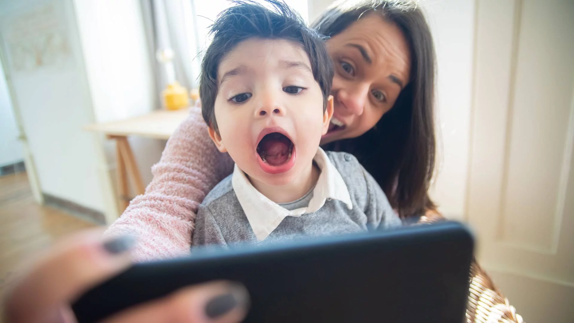 mama robi sobie z dzieckiem selfie mama robi sobie z dzieckiem selfie