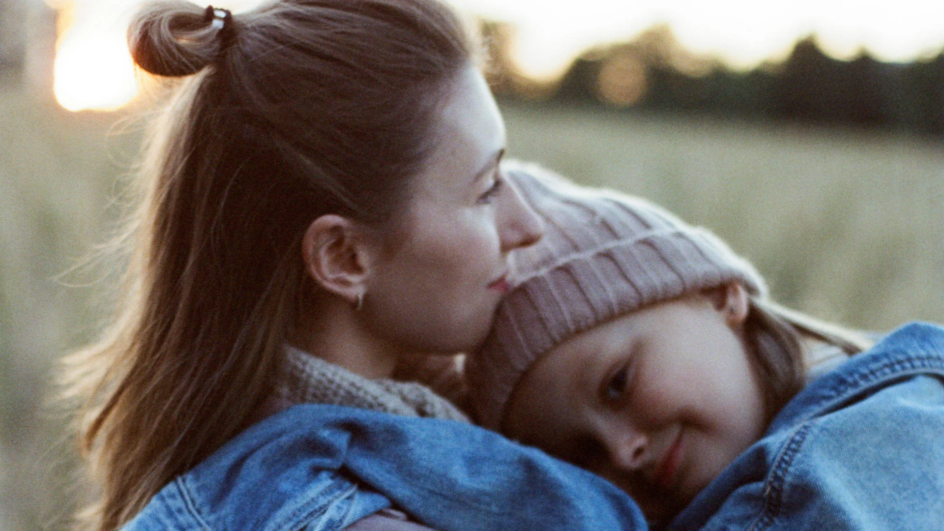 mama rozmawia z dzieckiem i się przytula mama rozmawia z dzieckiem i się przytula