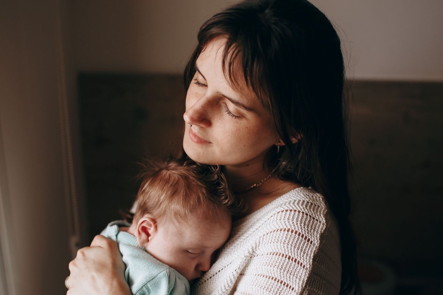 mama trzyma dziecko na rekach
