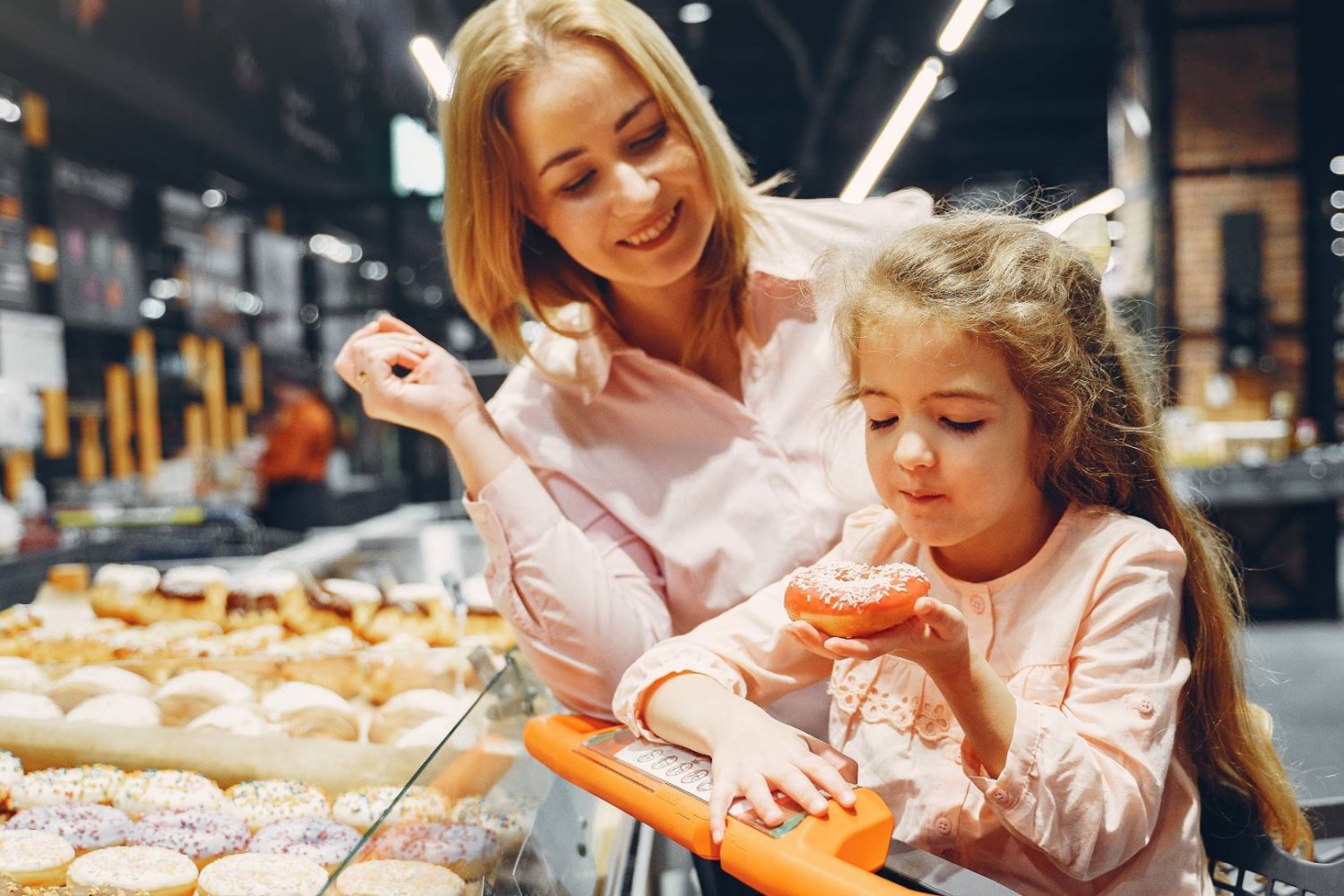 mama w markecie z córką kupuje słodycze