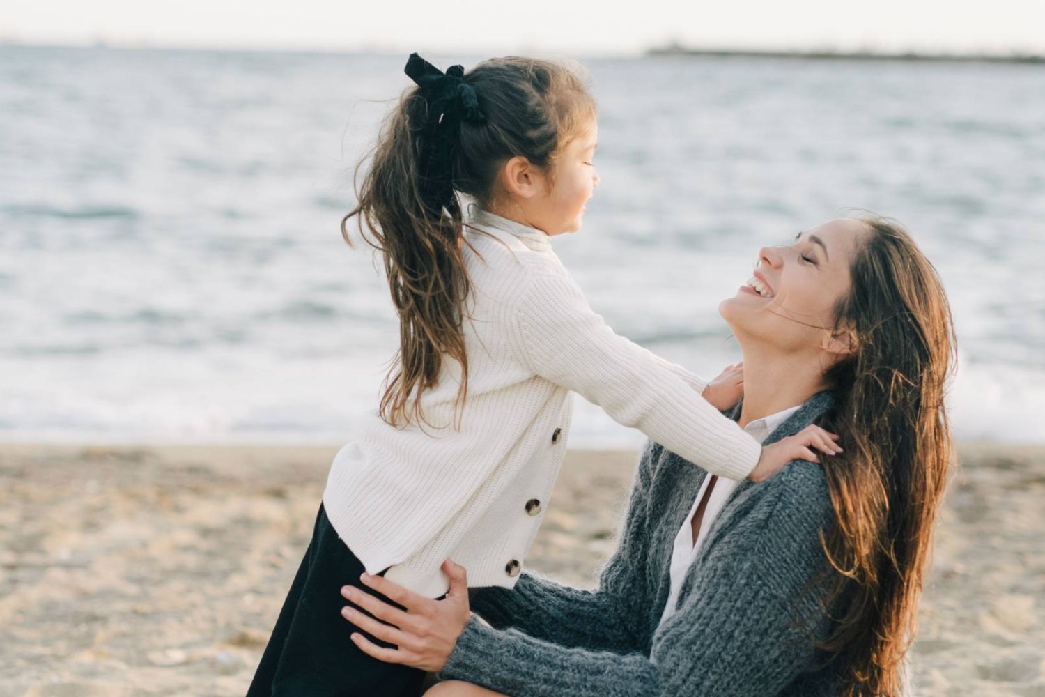mama z córką spędza czas na plaży