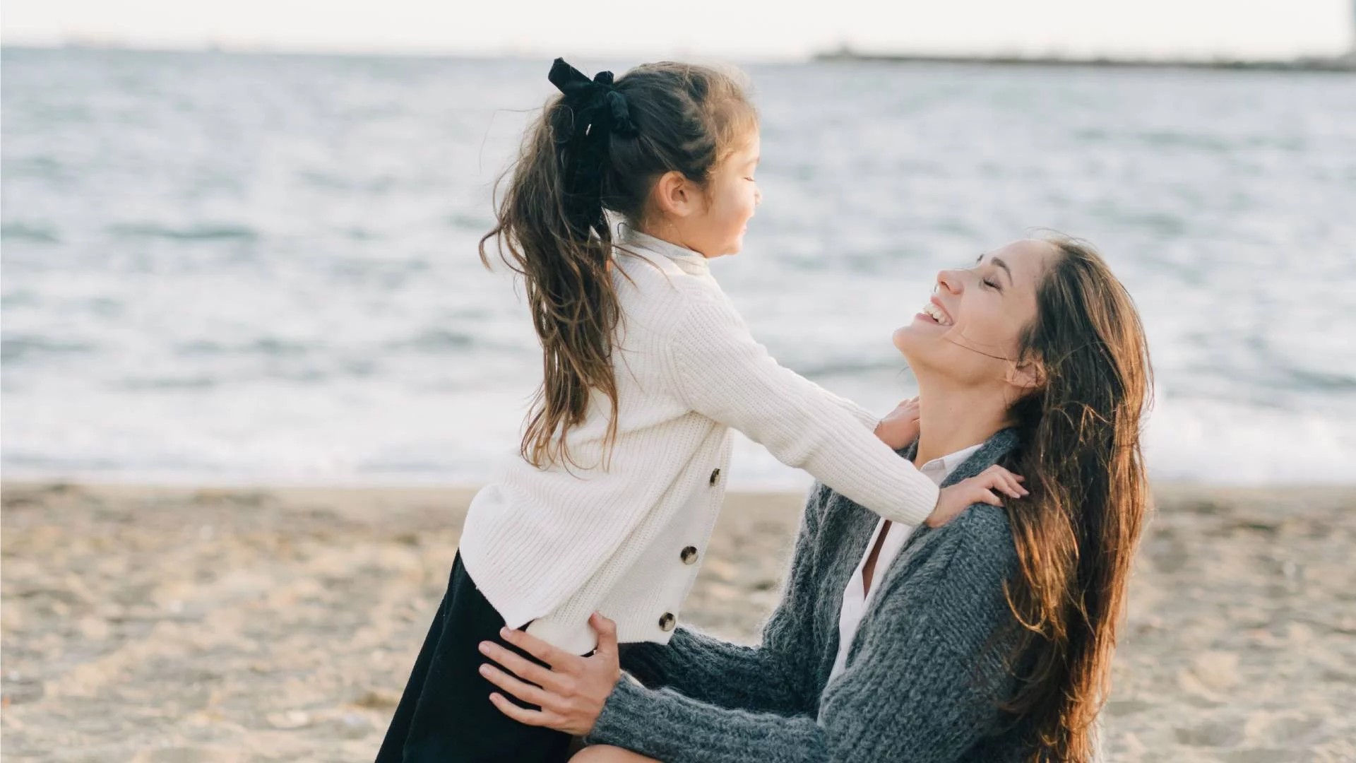 mama z córką spędza czas na plaży