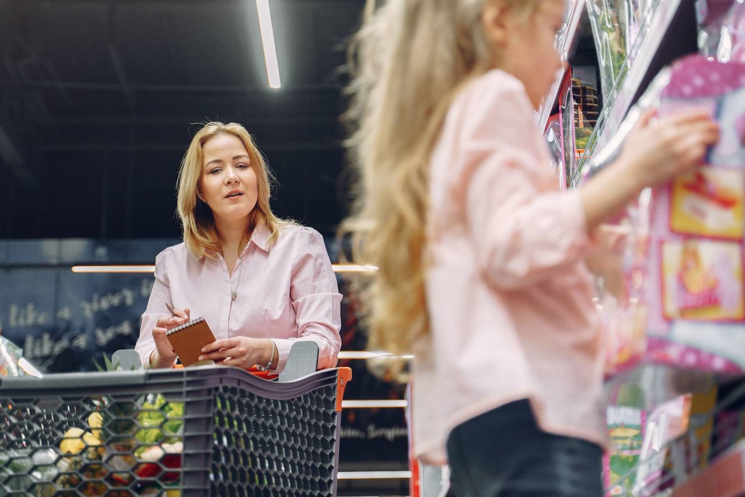 mama z córką w markecie na zakupach