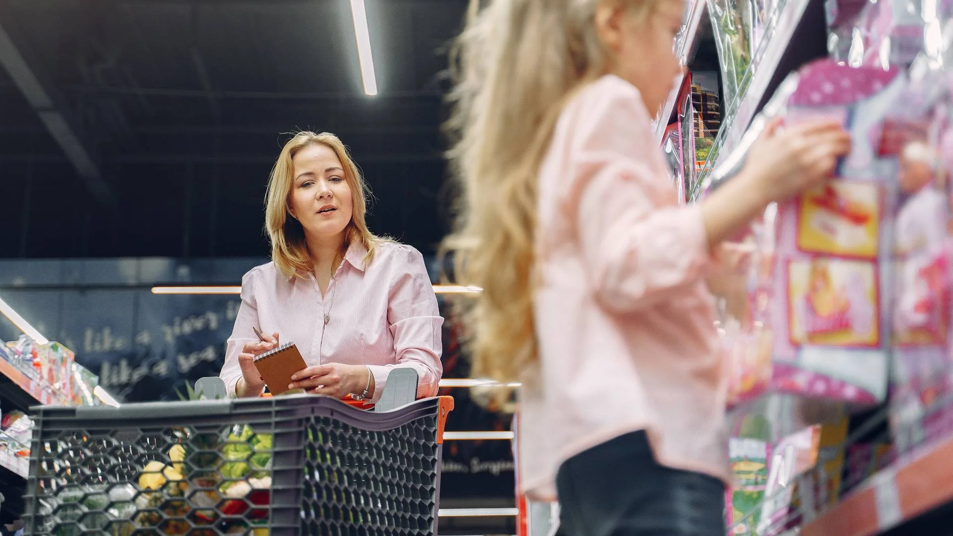 mama z córką w markecie na zakupach