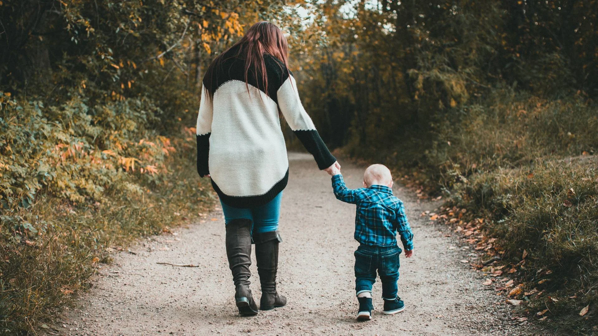 mama z dzieckiem na spacerze w parku mama z dzieckiem na spacerze w parku