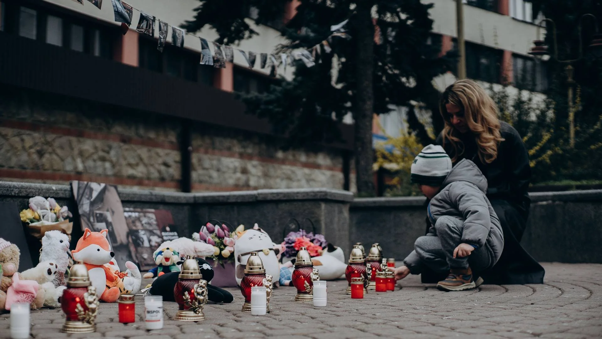 Jedziesz na cmentarz z dziećmi na Wszystkich Świętych? Spakuj te rzeczy, zanim wyjdziecie z domu