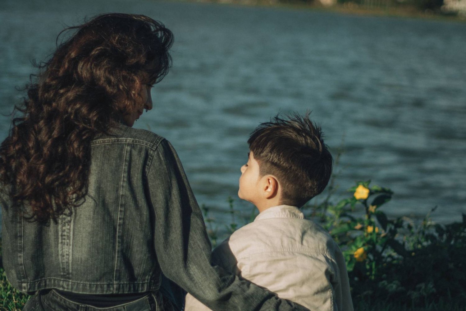 mama z synem odpoczywa nad jeziorem