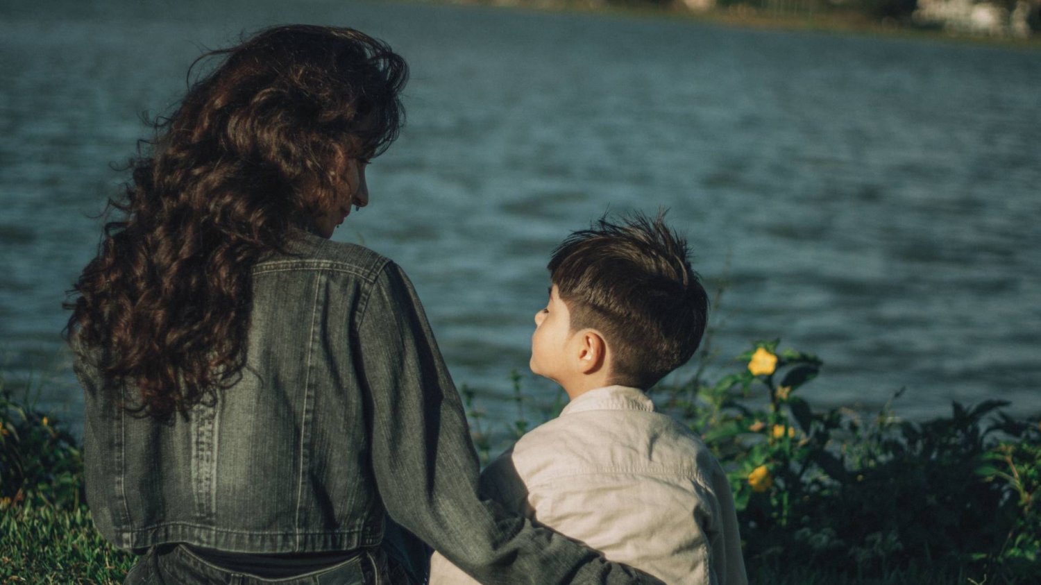mama z synem odpoczywa nad jeziorem mama z synem odpoczywa nad jeziorem