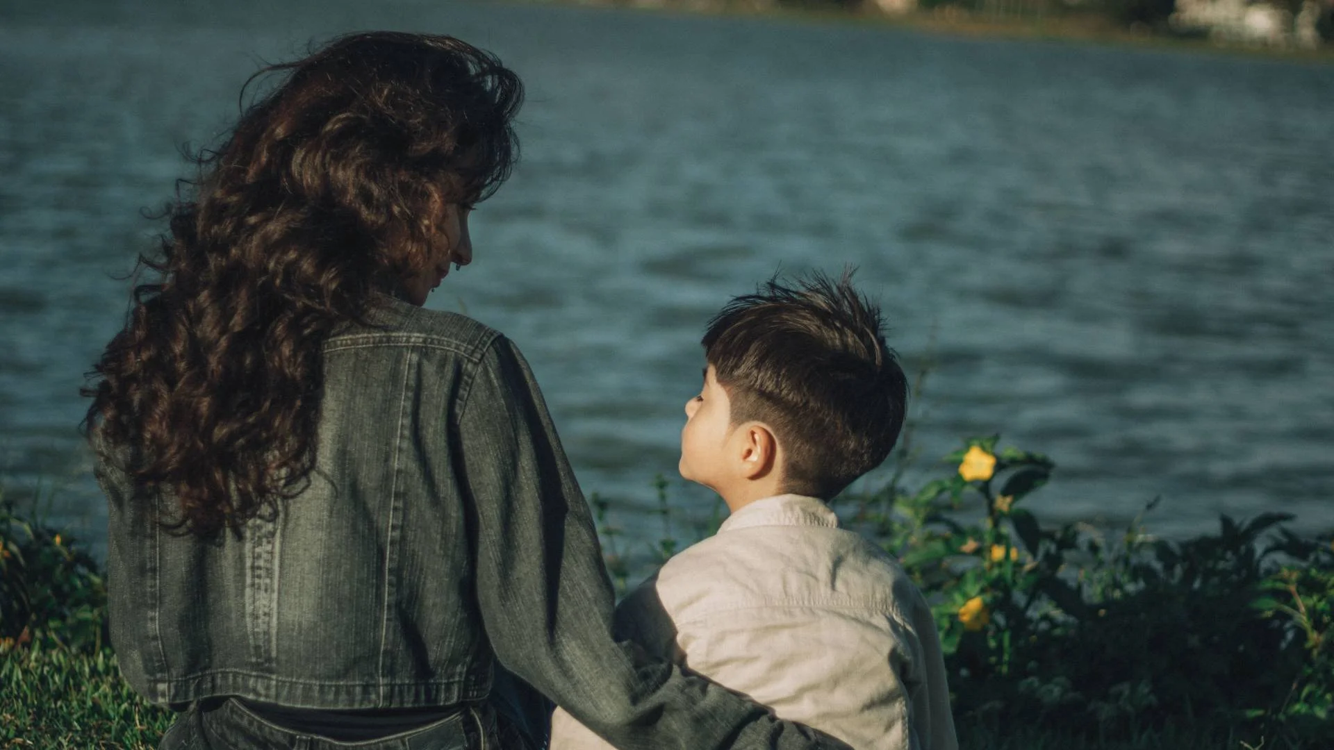 mama z synem odpoczywa nad jeziorem mama z synem odpoczywa nad jeziorem