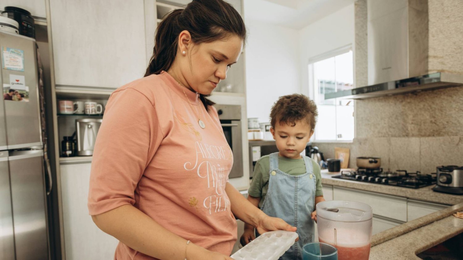 mama z synem przygotowują śniadanie