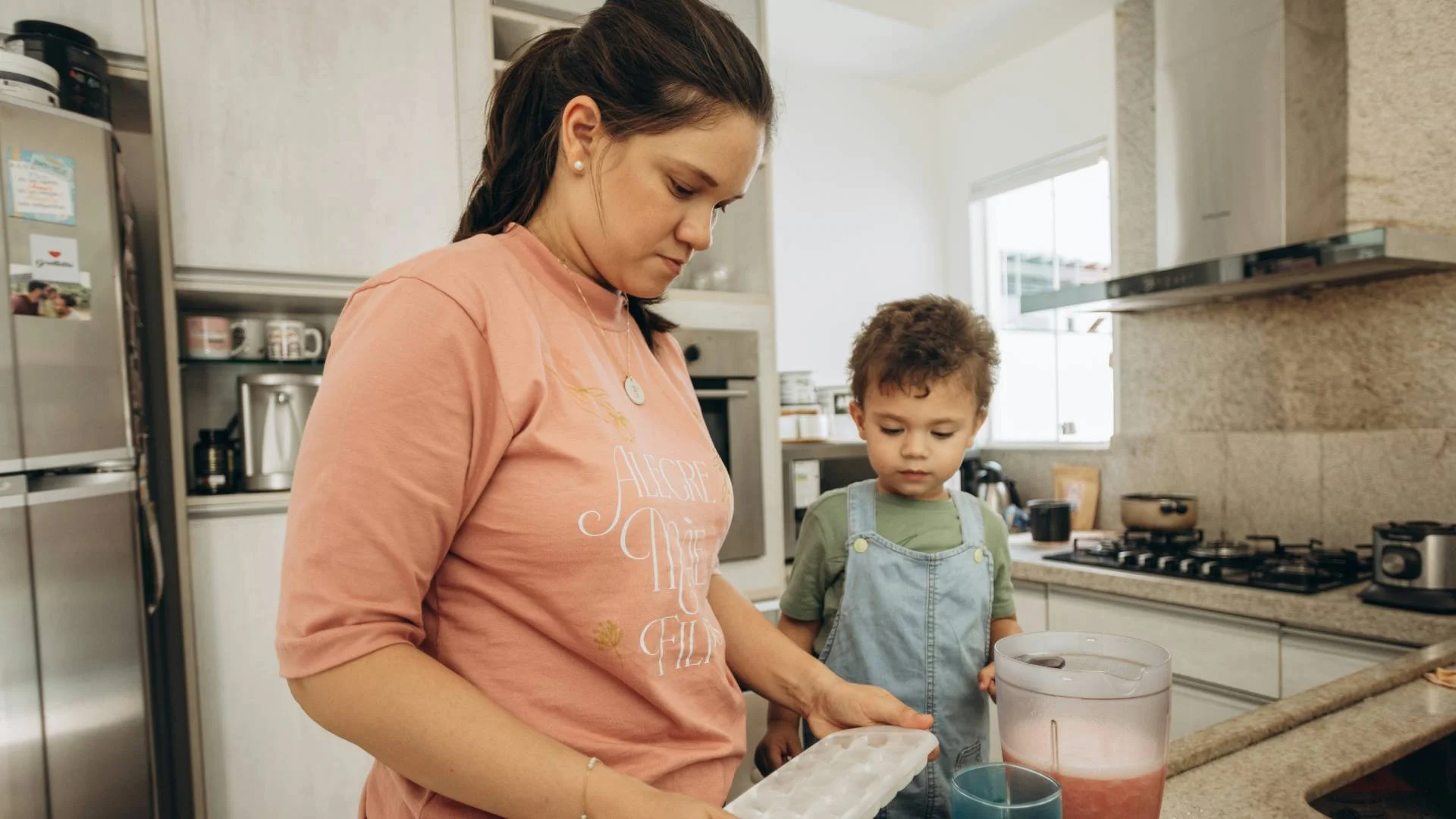 mama z synem przygotowują śniadanie