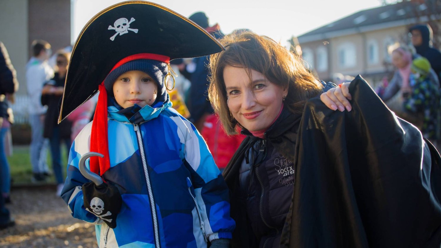 matka i syn w strojach na Halloween