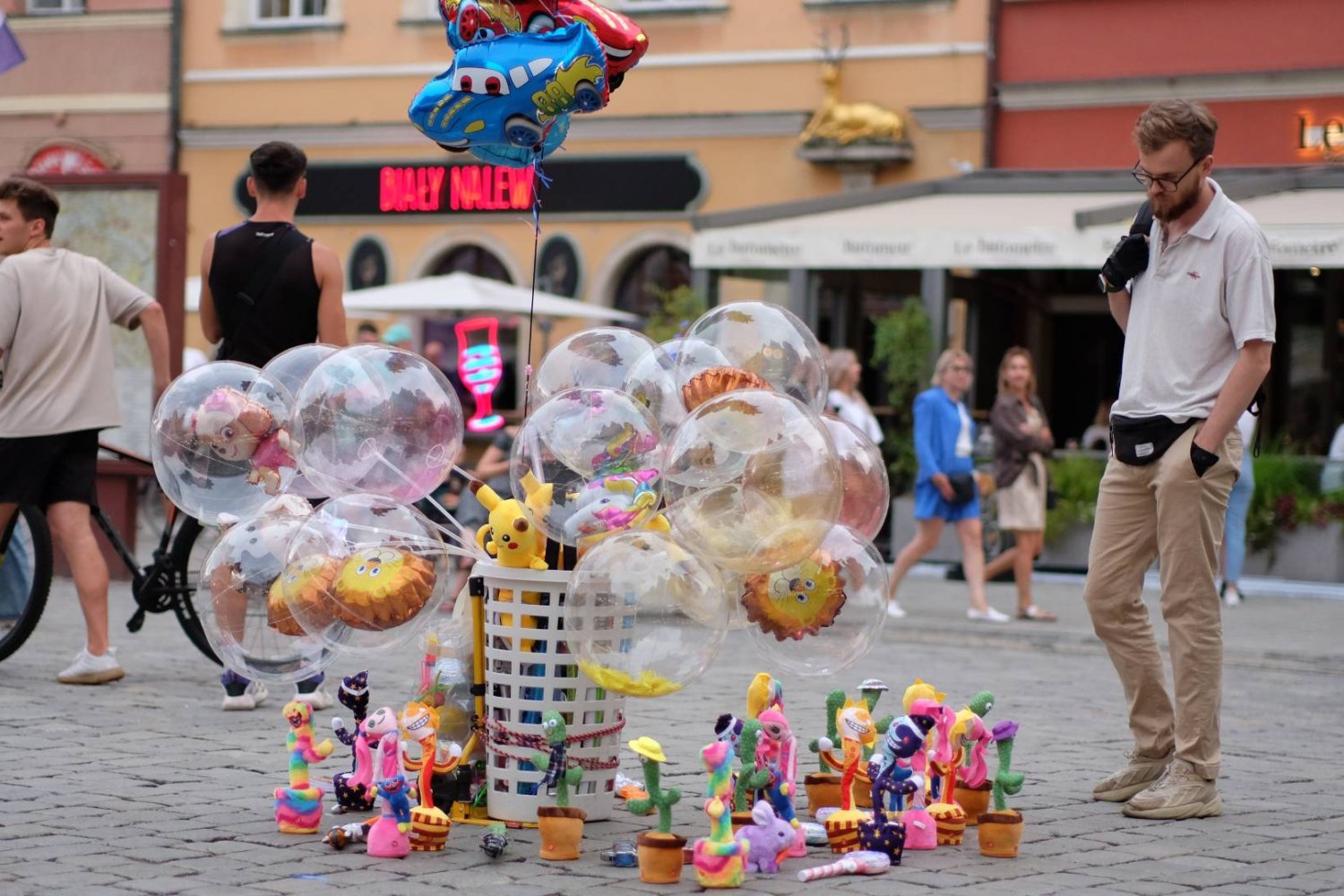 mężczyzna sprzedaje zabawki i pamiątki