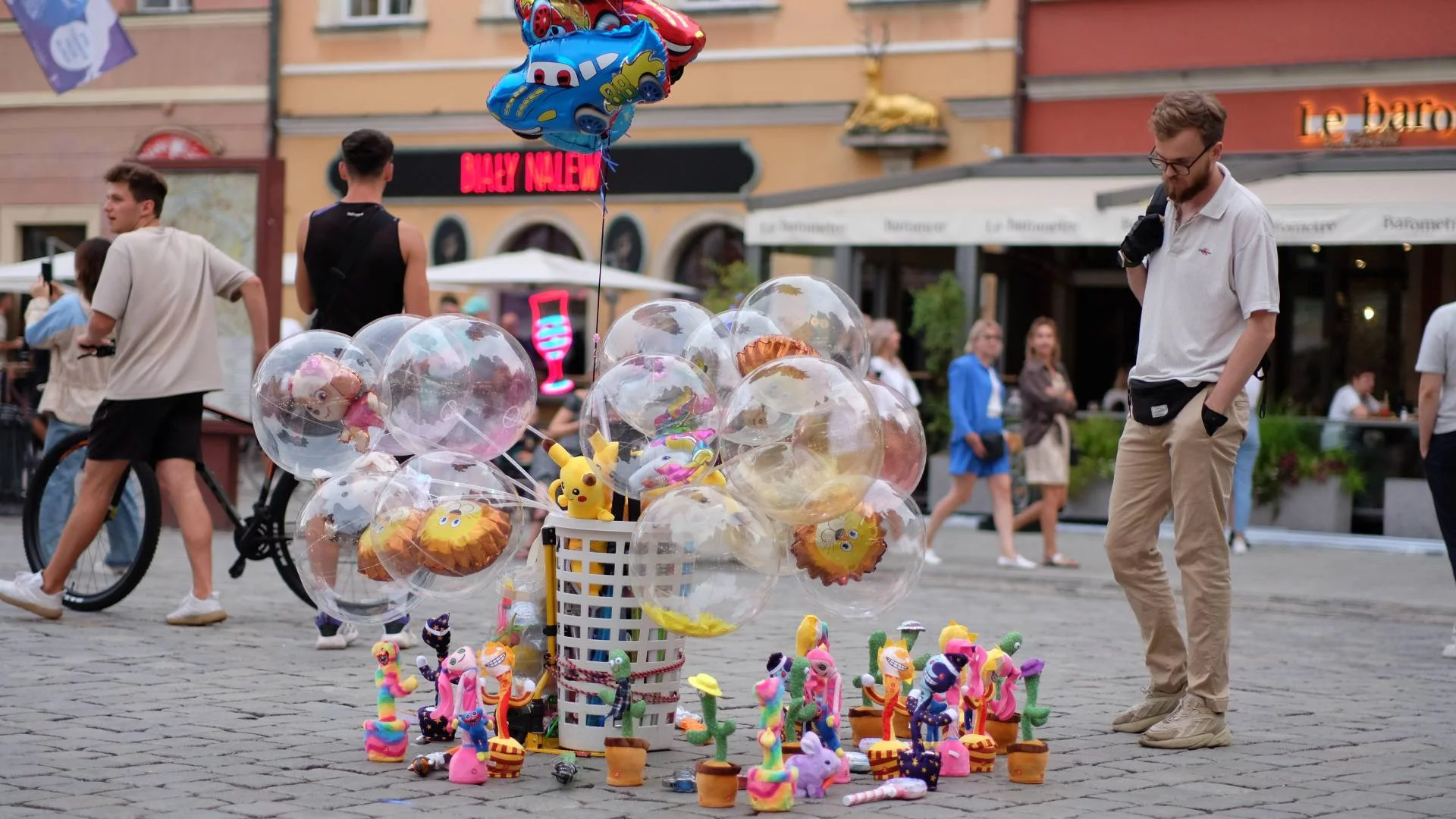 mężczyzna sprzedaje zabawki i pamiątki mężczyzna sprzedaje zabawki i pamiątki