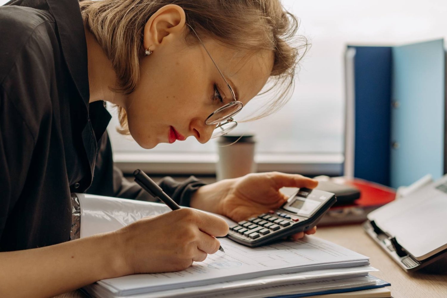 młoda kobieta liczy finanse i podatki młoda kobieta liczy finanse i podatki