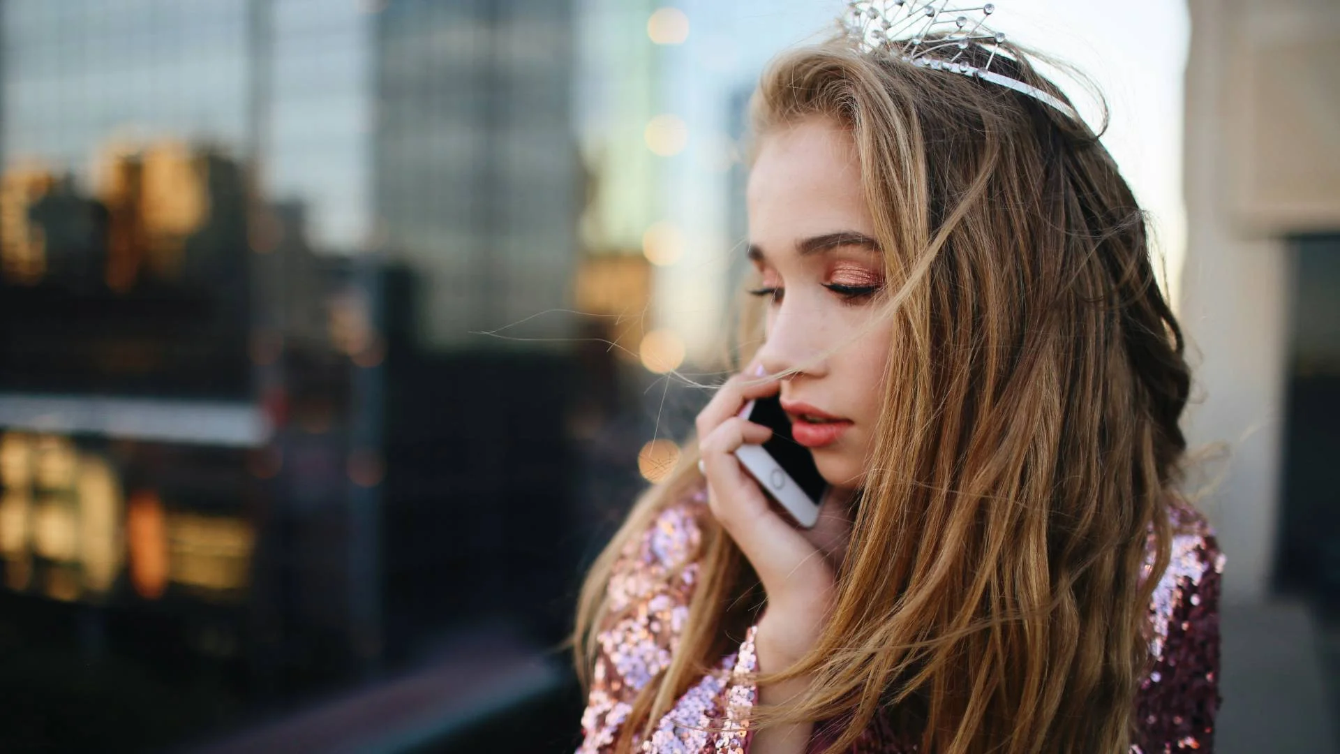 młoda kobieta z pokolenia Z rozmawia przez telefon młoda kobieta z pokolenia Z rozmawia przez telefon