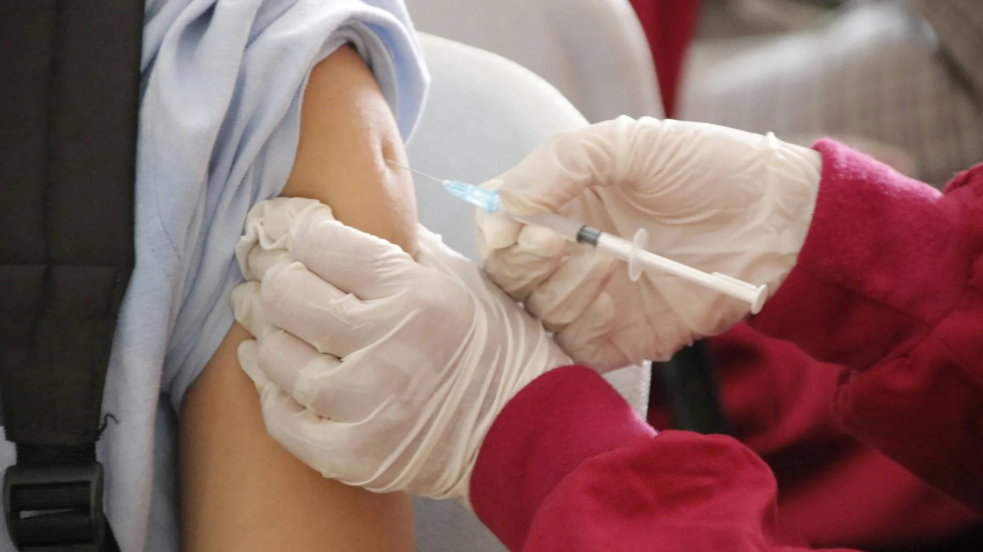 młoda osoba podczas szczepienia przeciwko HPV młoda osoba podczas szczepienia przeciwko HPV