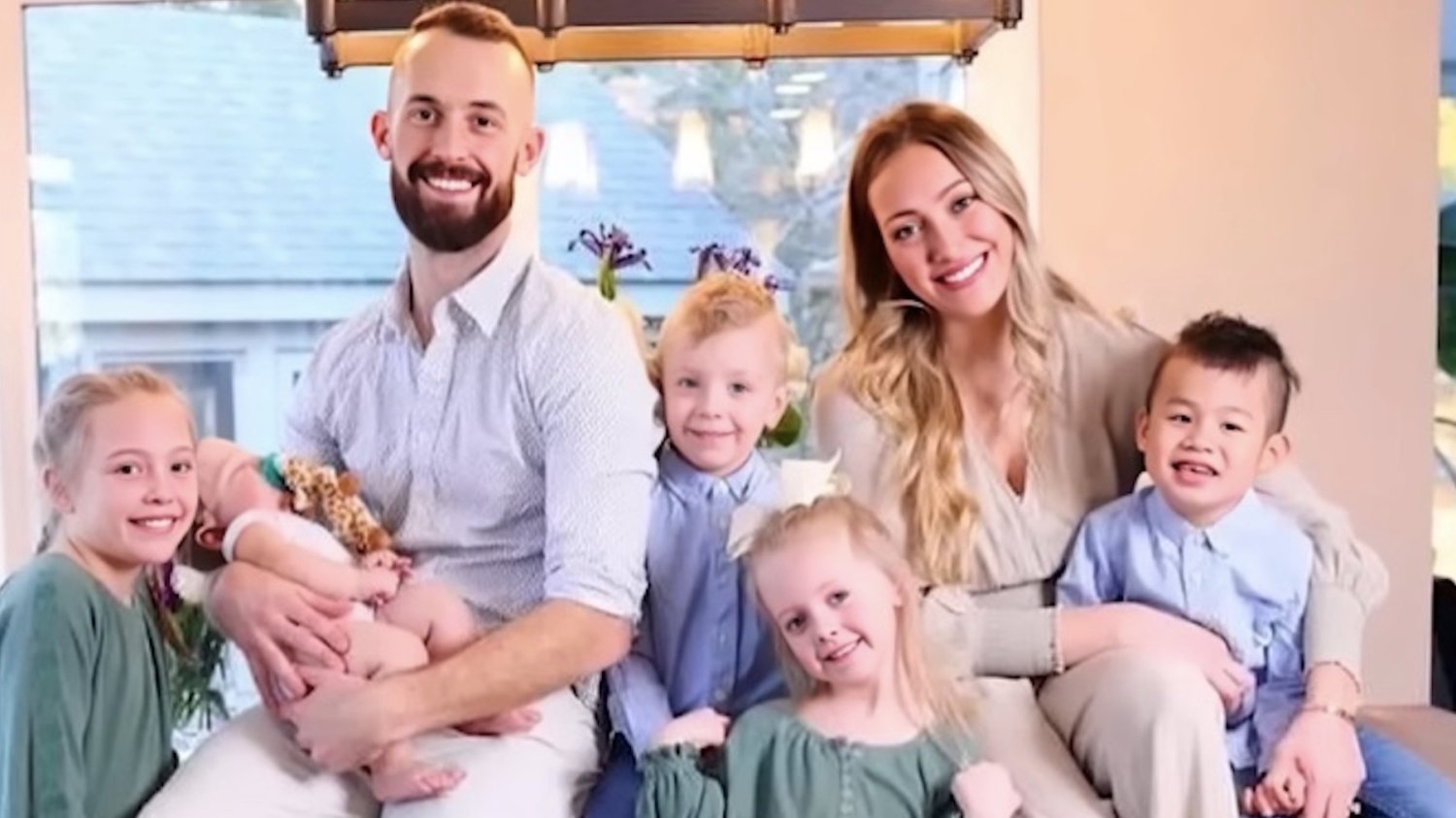 Adoptowali dziecko dla zasięgów. Oddali je, gdy pojawiły się problemy Myka i James Stauffer - para amerykańskich Youtuberów