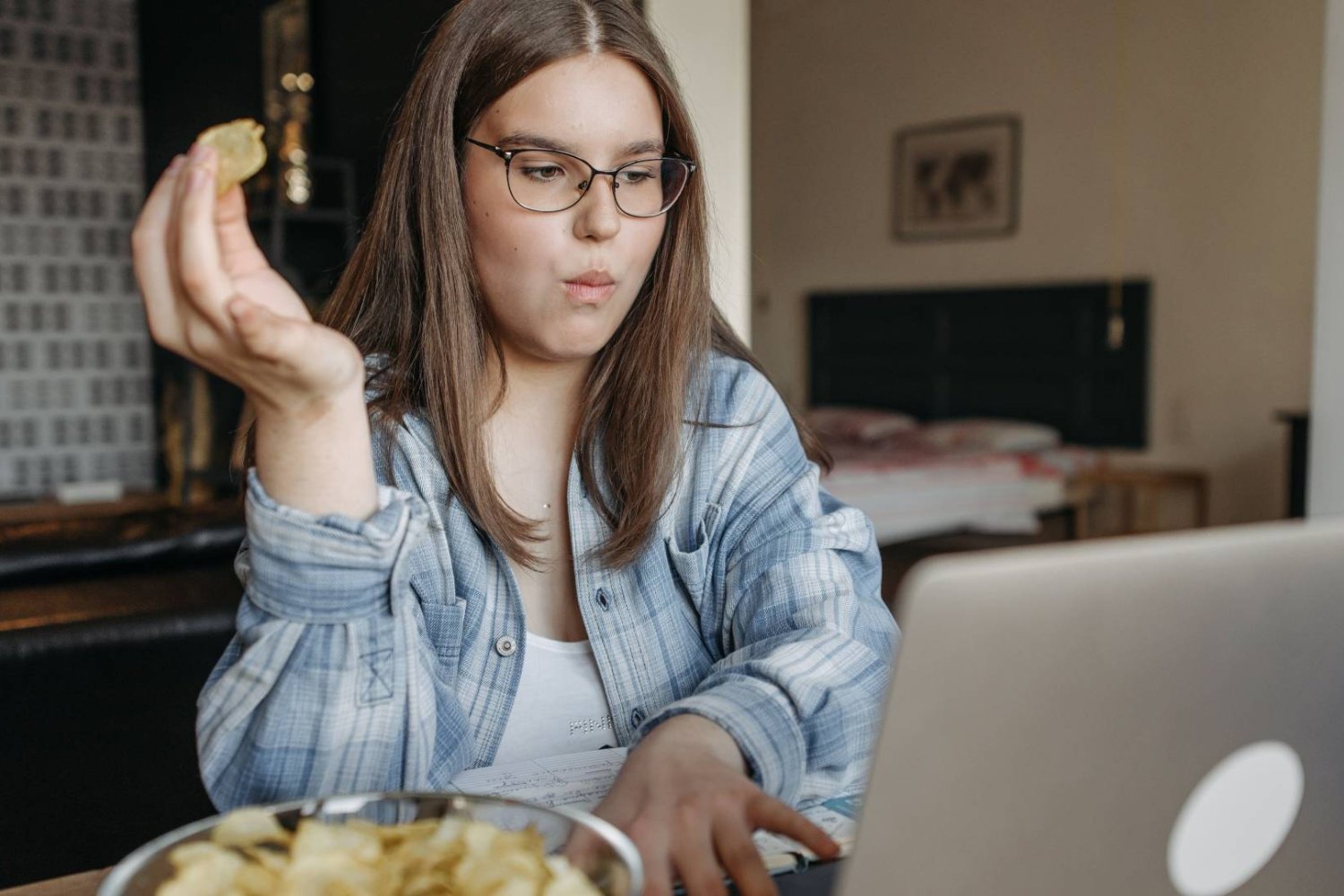 nastolatka ogląda na laptopie ekranizację szkolnej lektury