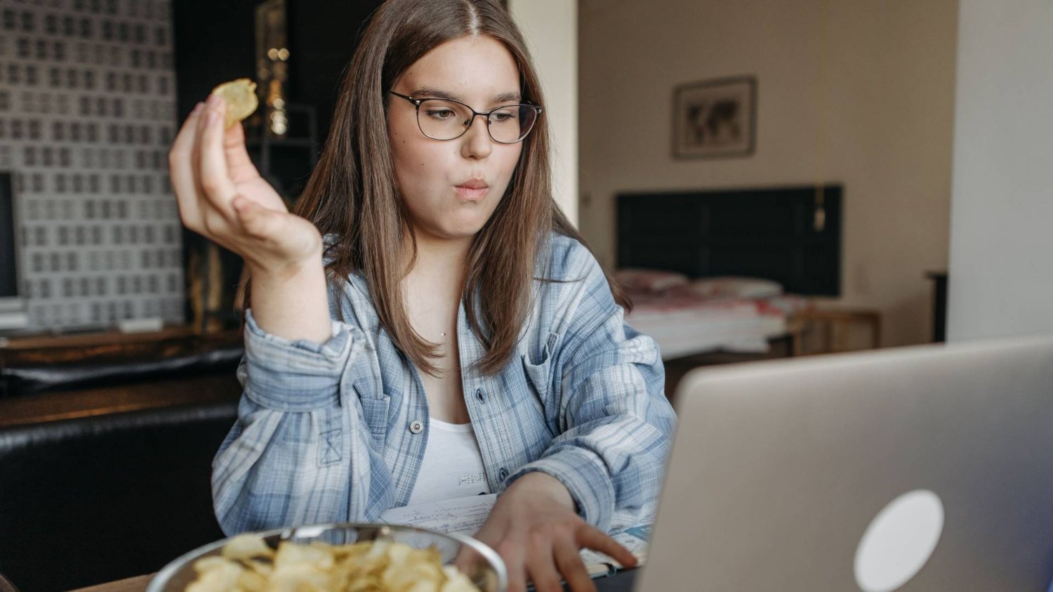 nastolatka ogląda na laptopie ekranizację szkolnej lektury
