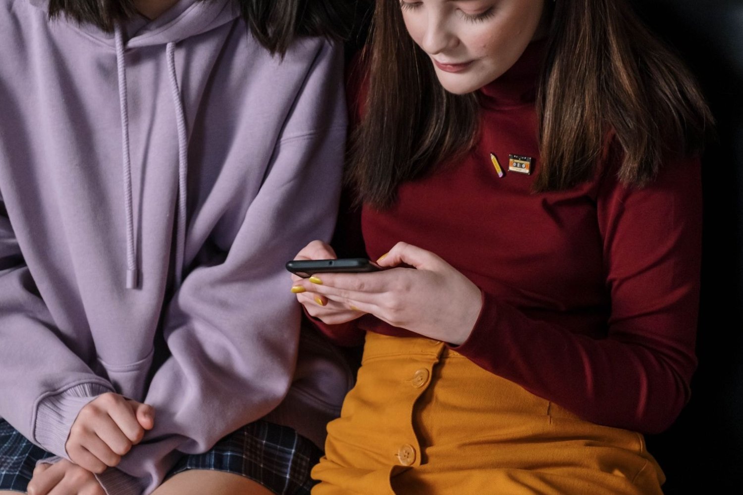 Korzystanie z social mediów zwiększa ryzyko sięgania po używki? Odkryto niepokojącą zależność nastolatki a używki