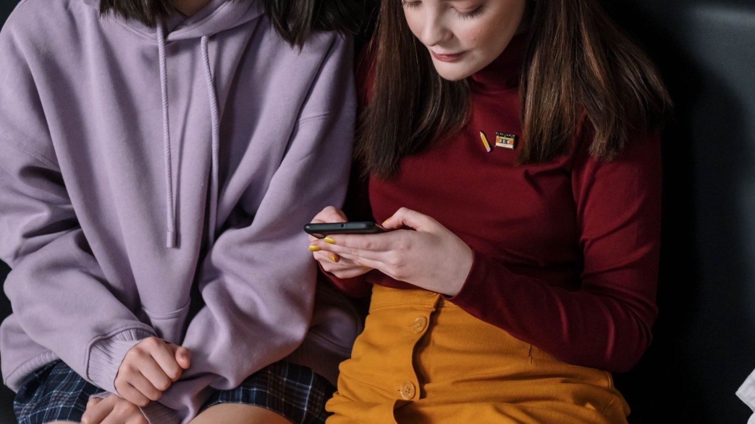 Korzystanie z social mediów zwiększa ryzyko sięgania po używki? Odkryto niepokojącą zależność nastolatki a używki