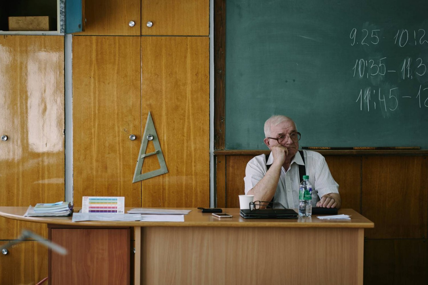 nauczyciel matematyki siedzi w klasie przy biurku