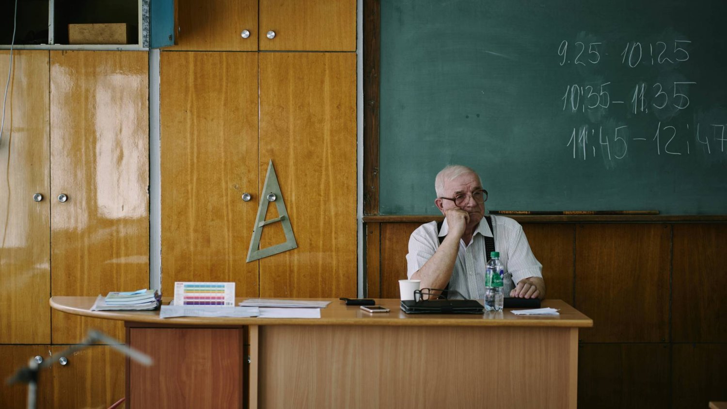 nauczyciel matematyki siedzi w klasie przy biurku nauczyciel matematyki siedzi w klasie przy biurku