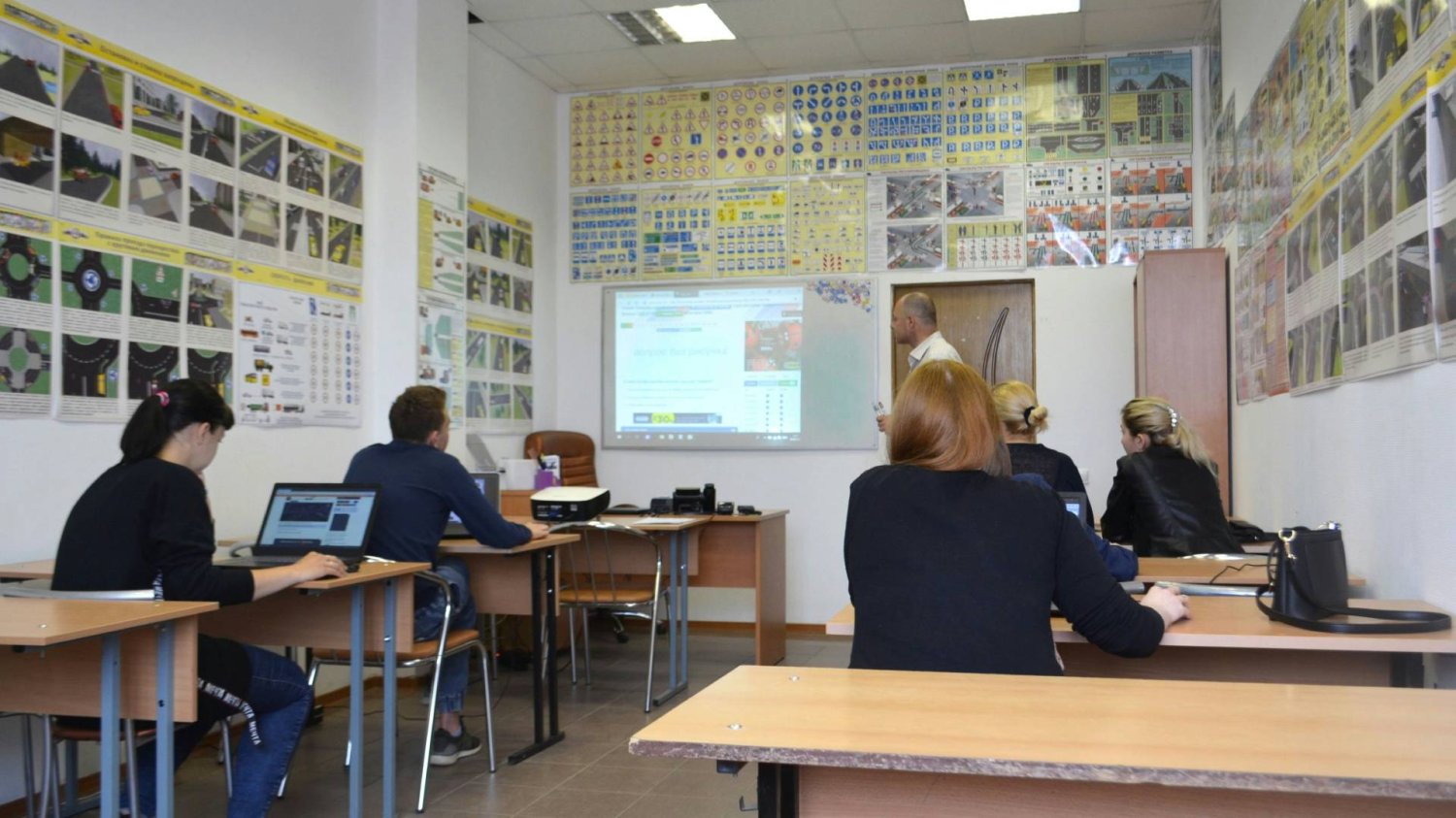 nauczyciel z uczniami w klasie prowadzi lekcję nauczyciel z uczniami w klasie prowadzi lekcję