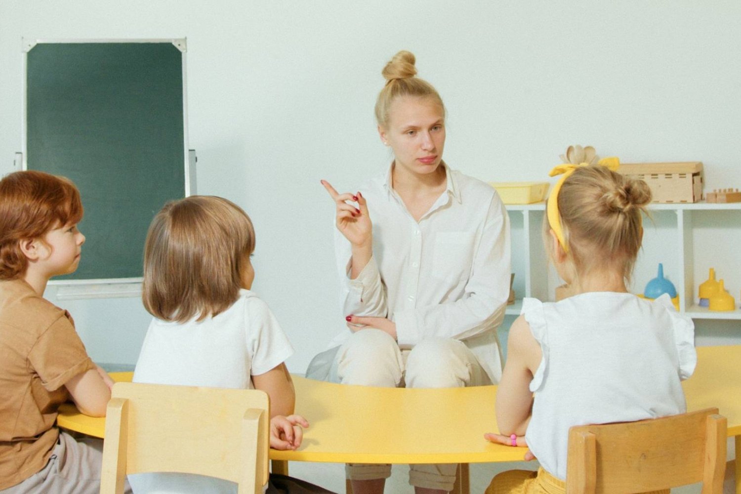 młoda nauczycielka pracuje z dziećmi