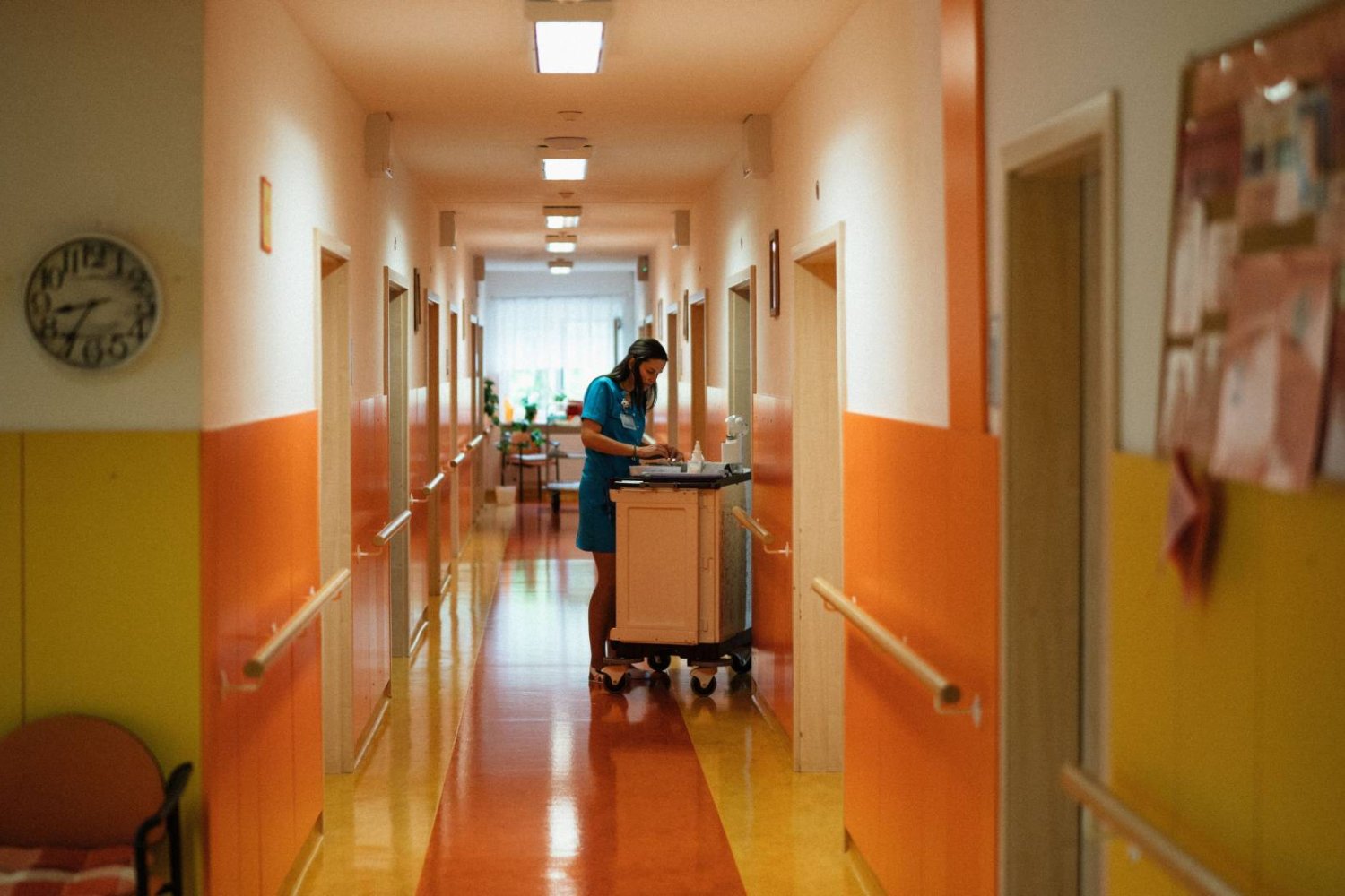 pielęgniarka na szpitalnym korytarzu