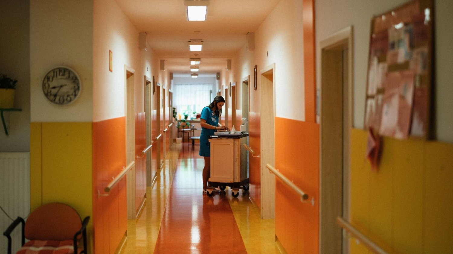 pielęgniarka na szpitalnym korytarzu pielęgniarka na szpitalnym korytarzu