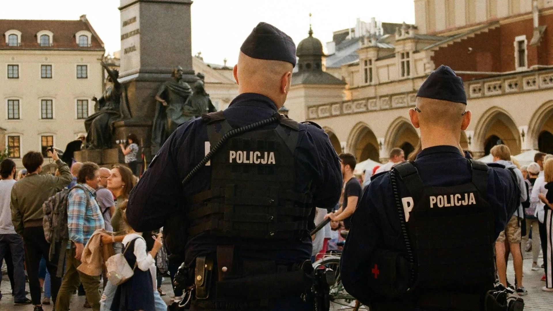 policjanci pracują w terenie wśród tłumu policjanci pracują w terenie wśród tłumu