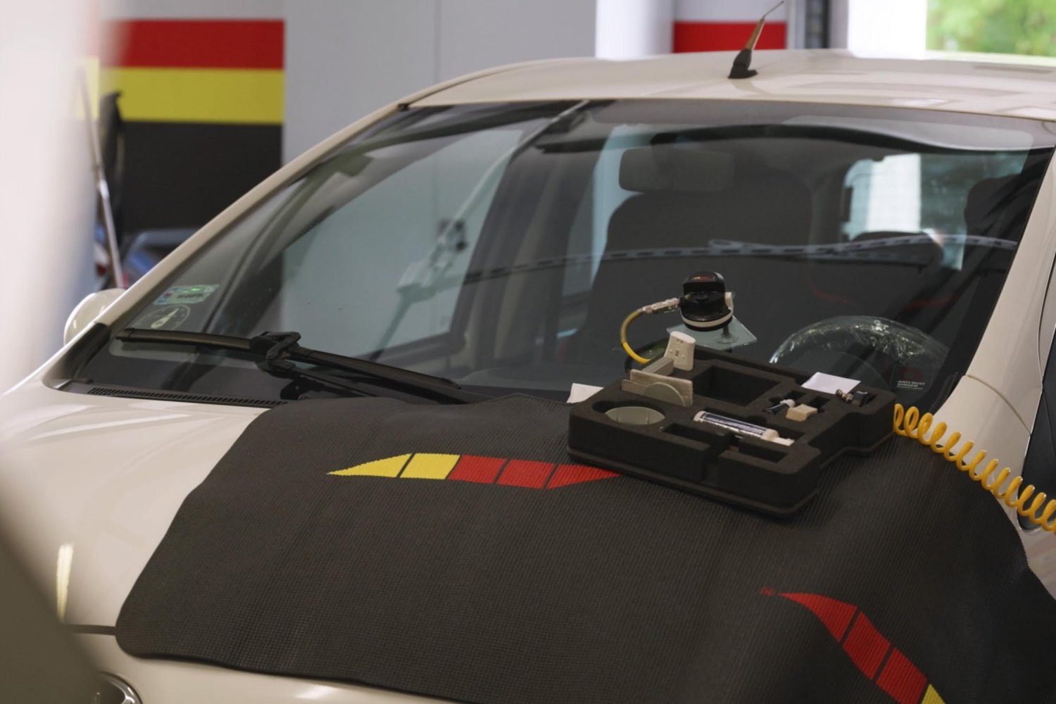 Mały odprysk, wielki problem. Dlaczego warto szybko naprawić szybę w Autoglass®?
