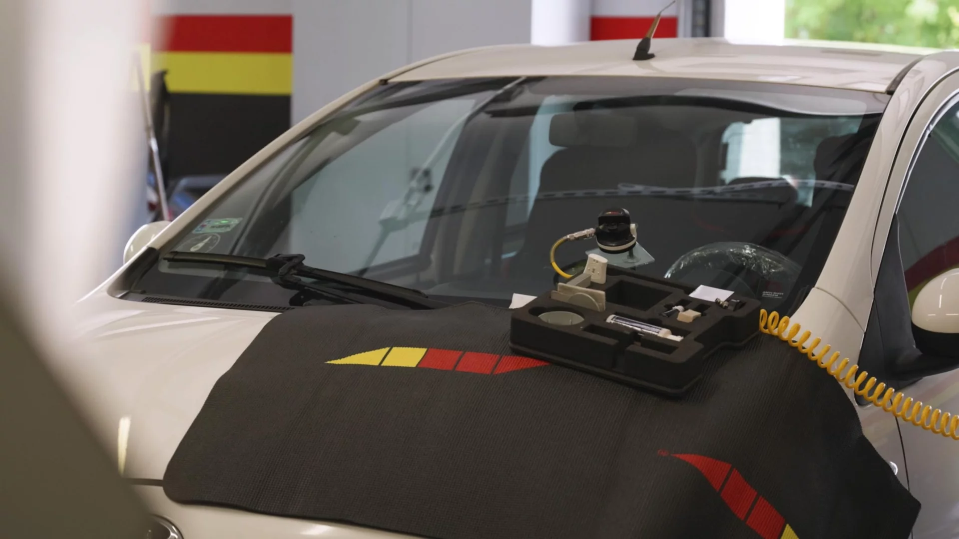 Mały odprysk, wielki problem. Dlaczego warto szybko naprawić szybę w Autoglass®?