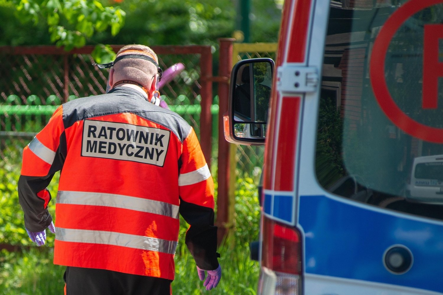 ratownik medyczny przy karetce