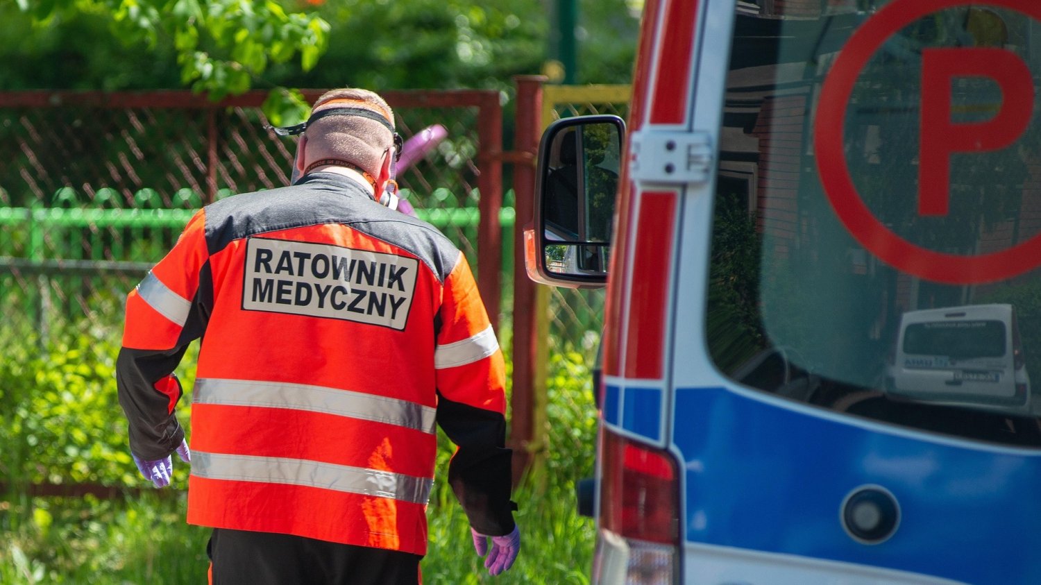 ratownik medyczny przy karetce