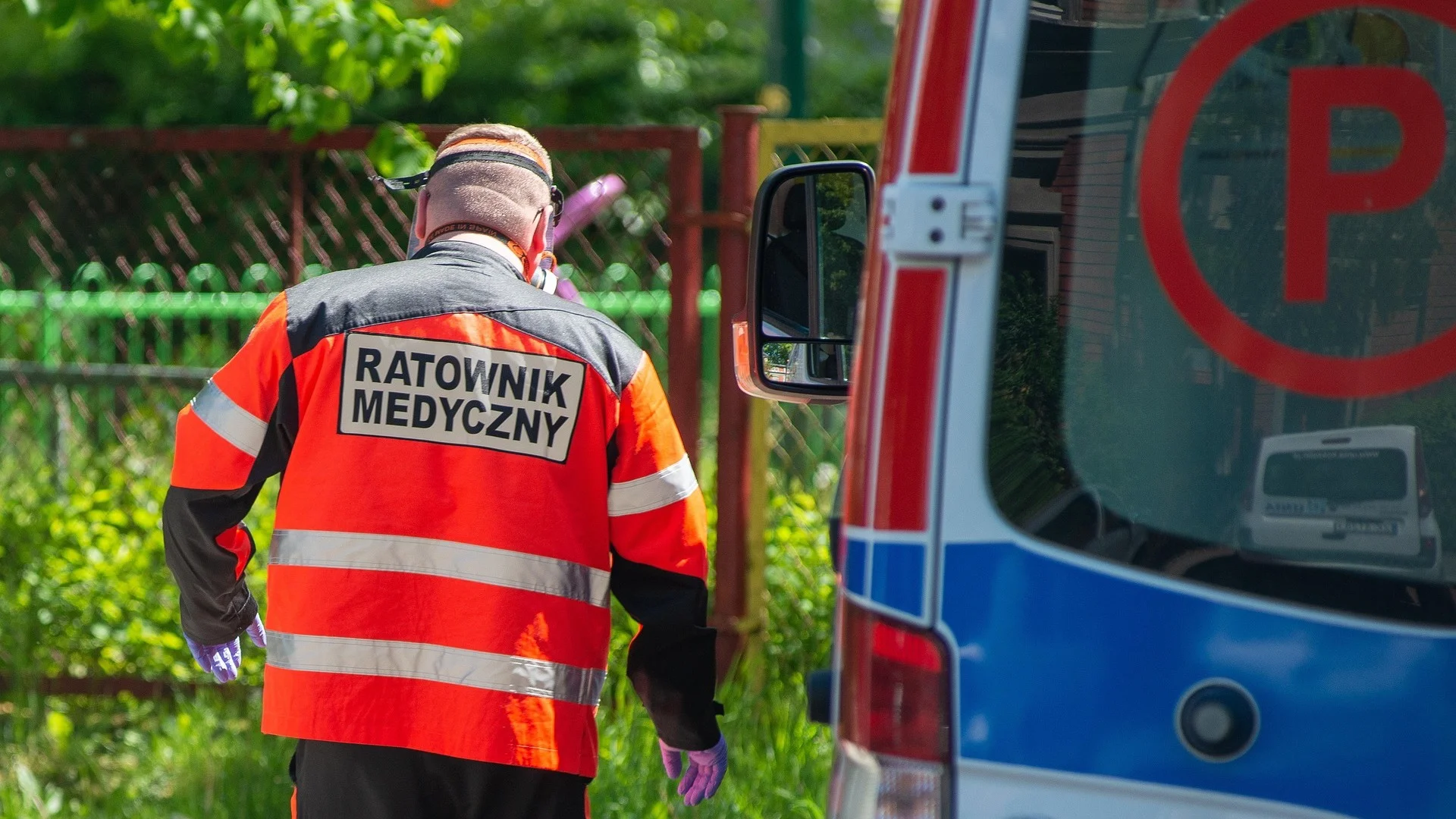 ratownik medyczny przy karetce ratownik medyczny przy karetce