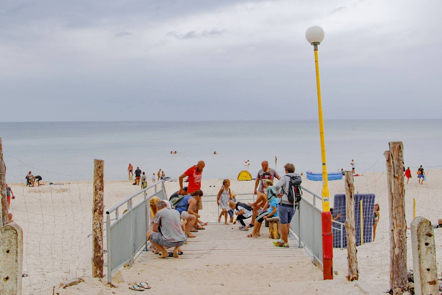 rodzice z dziećmi na plaży rodzice z dziećmi na plaży