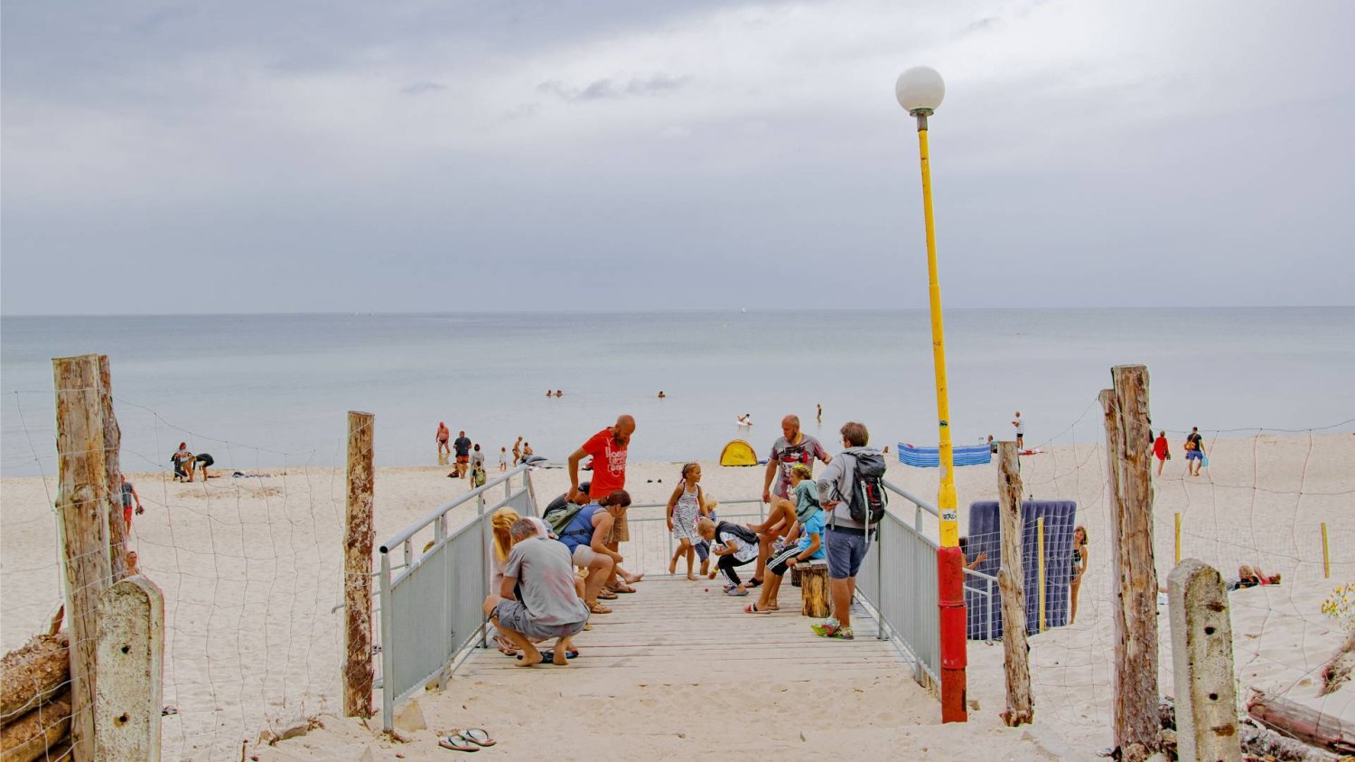 rodzice z dziećmi na plaży rodzice z dziećmi na plaży
