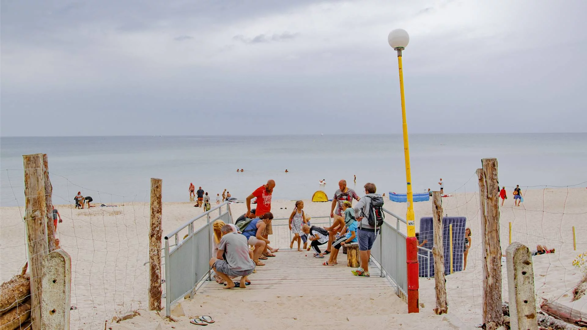 rodzice z dziećmi na plaży rodzice z dziećmi na plaży