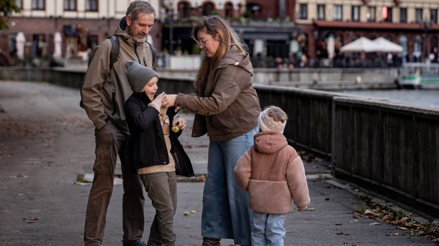 rodzice z dziećmi na spacerze na starówce jednego z polskich miast