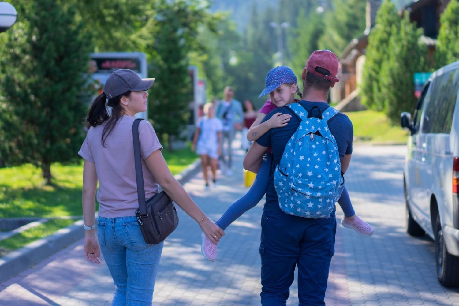 Pensja rodzicielska zamiast 800 plus? Blisko 5000 zł dla wybranej grupy rodziców rodzina na spacerze